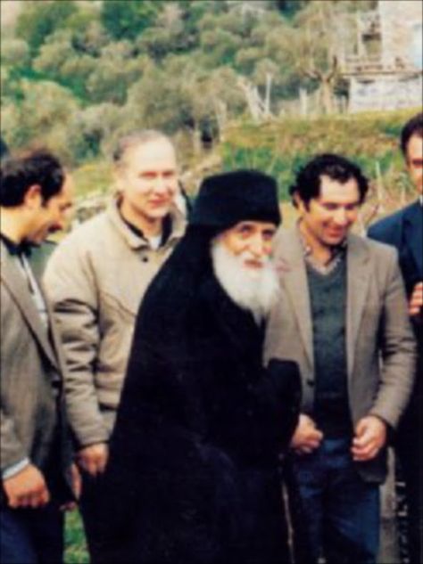 Pyhä Paisios ja pyhiinvaeltajia